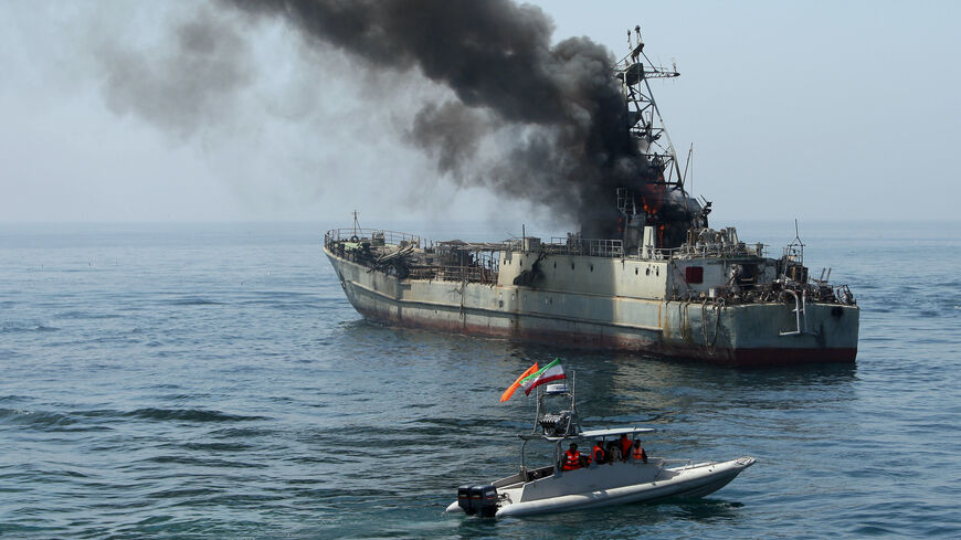 زوارق النخبة التابعة للحرس الثوري الإيراني تهاجم سفينة بحرية خلال مناورة عسكرية استمرت ثلاثة أيام في الخليج في 22 أبريل 2010. 