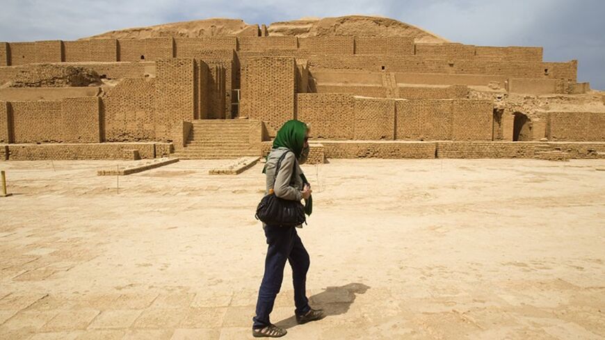 A tourist visits the the Chogha Zanbil Ziggurat near Susa, in Khuzestan province, southwestern Iran September 29, 2011. Picture taken September 29, 2011. REUTERS/Raheb Homavandi  (IRAN - Tags: SOCIETY TRAVEL) - RTR2S198