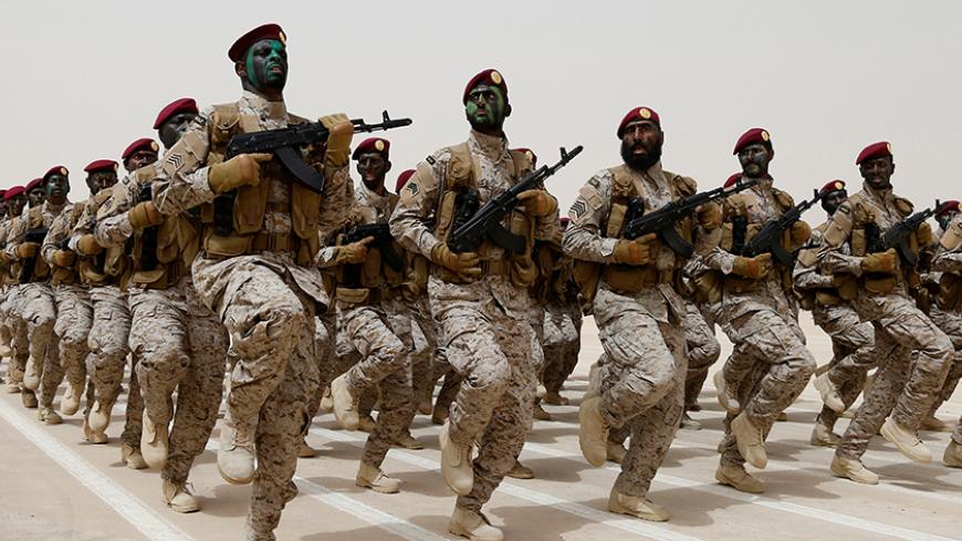 Saudi soldiers march during Abdullah's Sword military drill in Hafar Al-Batin, near the border with Kuwait April 29, 2014.  REUTERS/Faisal Al Nasser (SAUDI ARABIA - Tags: MILITARY) - RTR3N4CO