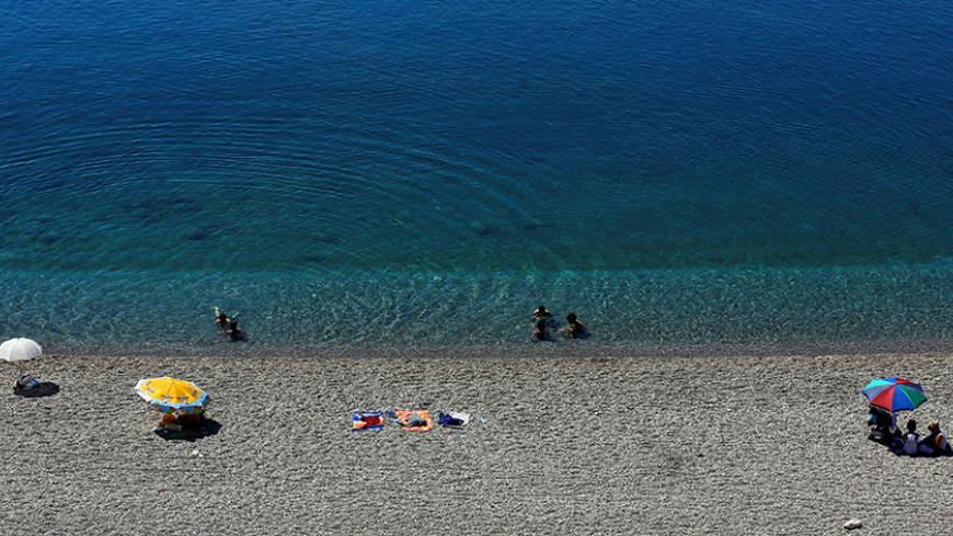 Tourists enjoy a beach in the Mediterranean resort city of Antalya, a popular destination for German tourists, in Turkey, July 25, 2016. REUTERS/Kaan Soyturk  - RTSJIDA
