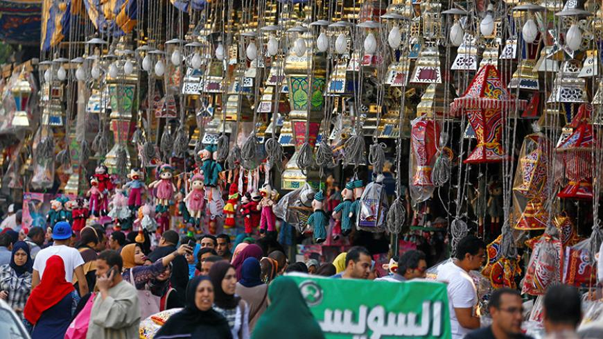 Traditional Ramadan lanterns called "fanous" hang from a stall ahead of the Muslim holy month of Ramadan in Cairo, Egypt May 24, 2017. REUTERS/Mohamed Abd El Ghany - RTX37I2U