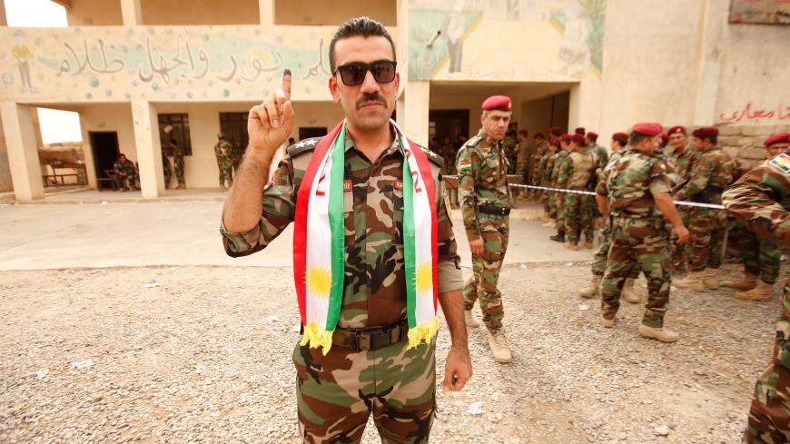 A member of Peshmerga forces shows his ink-stained finger during Kurds independence referendum in Sheikh Amir village, Iraq September 25, 2017. REUTERS/Azad Lashkari - RC19A8F11230
