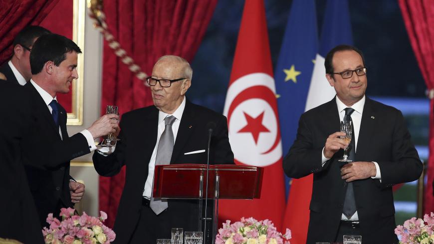 Tunisian President Beji Caid Essebsi, center, shares a toast with French prime minister Manuel Valls, left, as French President Francois Hollande, right, looks on, at the start of a dinner at the Elysee Palace in Paris, France, Tuesday April 7. 2015. Tunisian President Behi Caid Essebsi is on a two-day state visit in France.       REUTERS/Remy de la Mauviniere/Pool - LR2EB471HITYT