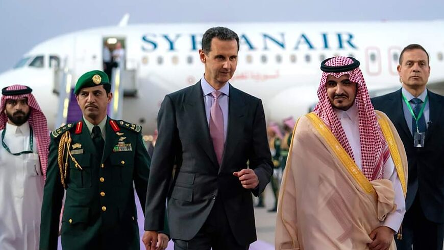 Syrian President Bashar al-Assad (L) is welcomed in Jeddah on the eve of the Arab League summit