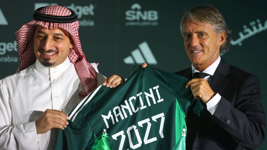 Roberto Mancini (R) appeared with the president of the Saudi Arabian Football Federation, Yasser Al Misehal