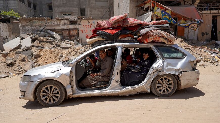 Displaced Palestinians arrive to set up shelter after returning to Gaza's southern city of Khan Yunis 