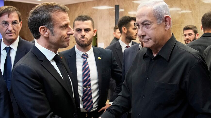  Israeli Prime Minister Benjamin Netanyahu (R) shakes hands with French President Emmanuel Macron (L) after a joint press conference in Jerusalem, Oct. 24, 2023.