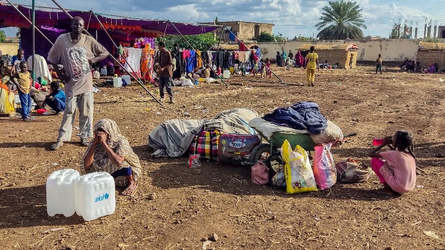 Sudanese people fleeing al-Jazira district arrive at a camp for the displaced in the eastern city of Gedaref 