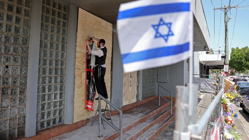 Australian police say they are seeking three suspects over an arson attack on a Melbourne synagogue