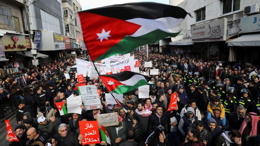 Demonstrators hold Jordanian national flags and chant slogans during a protest against a government's agreement to import natural gas from Israel, in Amman, Jordan, January 3, 2020. REUTERS/Muhammad Hamed - RC2D8E91H7LV