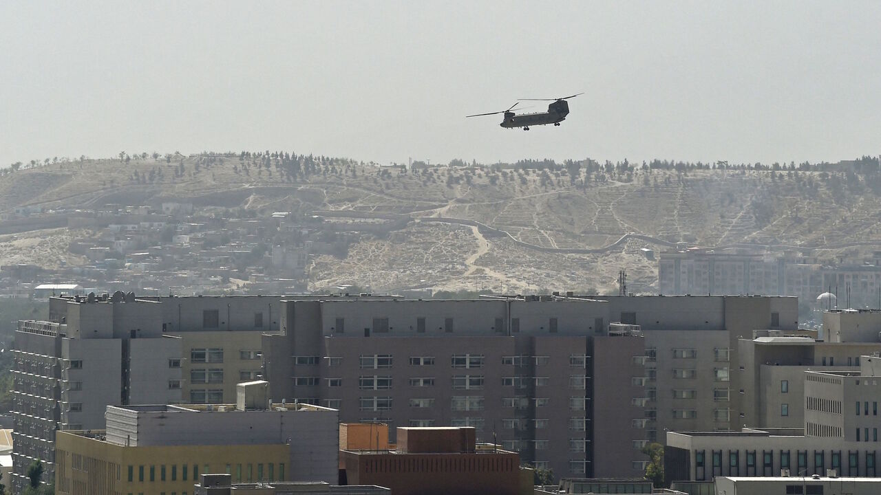 A US Chinook military helicopter flies above the US embassy in Kabul on Aug. 15, 2021.