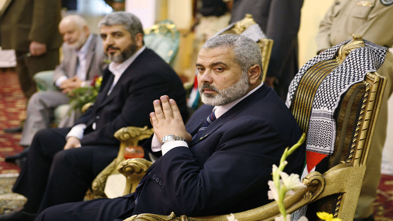 Palestinian Prime Minister Ismail Haniyeh (R) and Hamas leader Khaled Meshaal (C) are seen during a meeting with Palestinian residents in Jeddah, Saudi Arabia, Feb. 10, 2007.