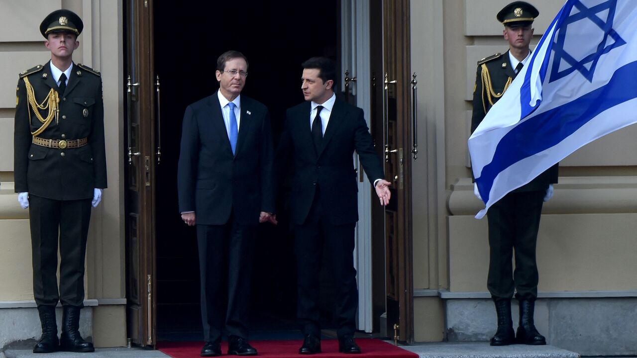 Ukrainian President Volodymyr Zelensky (C) welcomes his Israeli counterpart Isaac Herzog
