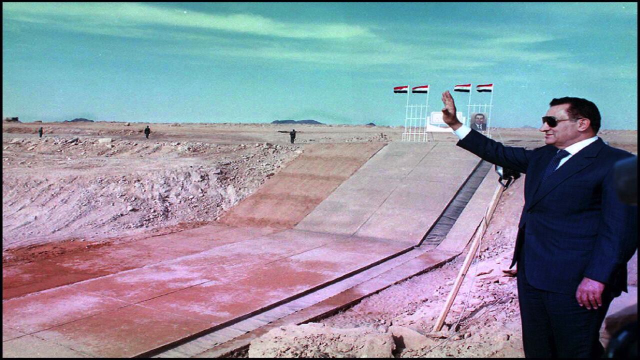 Egyptian President Hosni Mubarak in front of a new canal.