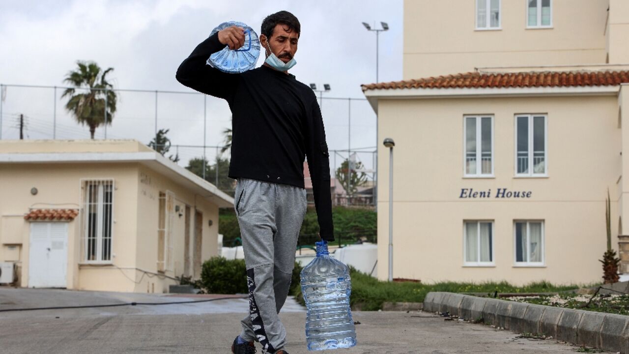 Around 700 refugees live in the Saint Nicolas residential complex on the outskirts of Chlorakas, near the Cypriot city of Paphos. Local authorities have declared the site unfit for habitation and have cut off the water supply to 250 apartments