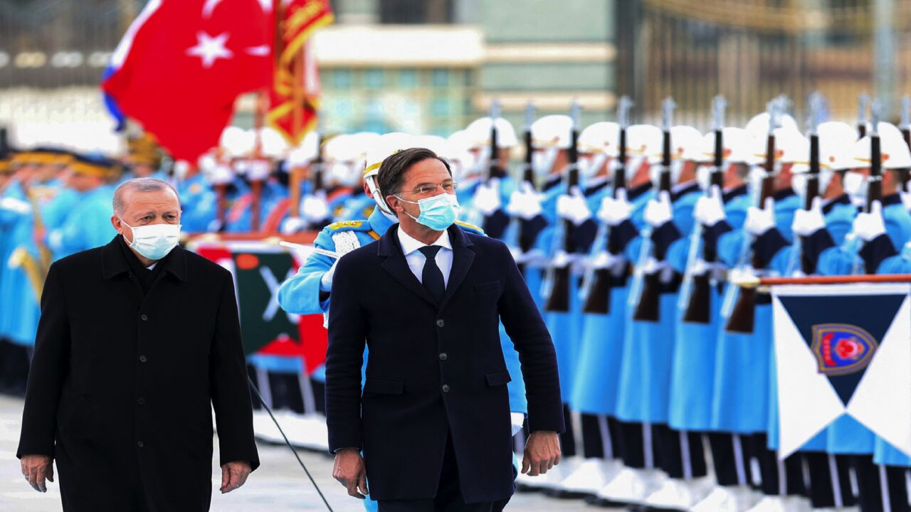Turkish President Recep Tayyip Erdogan (L) welcomes Dutch Prime Minister Mark Rutte (R).