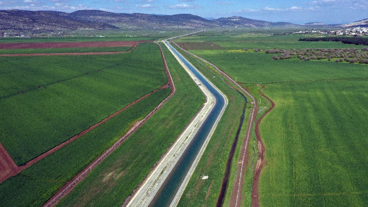 Israel has started to place a new pipeline to carry desalinated water from the Mediterranean Sea to fill the Sea of Galilee, Israel'smain water reservoir