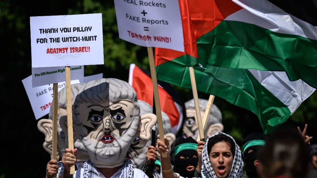 Dozens of Israeli reserve soldiers and students -- some of them dressed like Palestinian Hamas militants -- protested outside the UN headquarters in Geneva