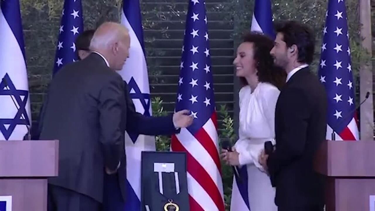  U.S. President Joe Biden meets Israeli singer Yuval Dayan on July 14, 2022.