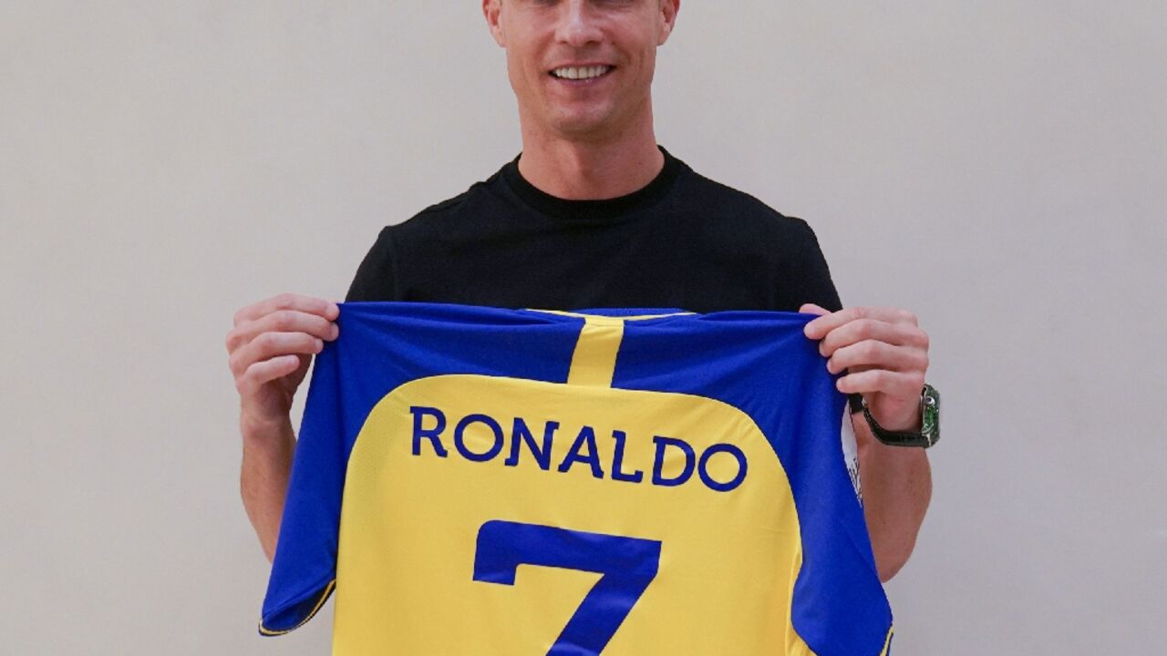 Cristiano Ronaldo posing with his new Al Nassr number seven jersey