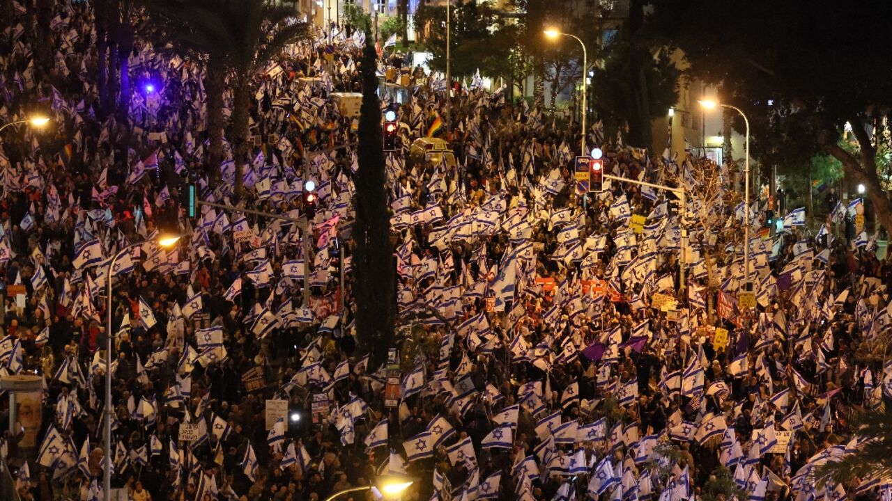 Thousands of Israelis throng central Tel Aviv for a fifth straight week in protest at the right-wing government's plans to boost the power of politicians over the courts