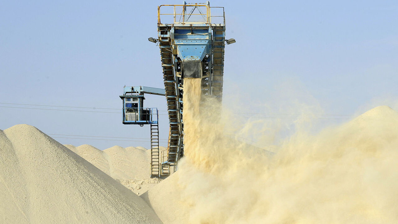 This picture taken on May 13, 2013 shows untreated phosphate being dropped off on a montain at the end of a conveyor belt at the Marca factory of the National Moroccan phosphates company (OCP/public), near Laayoune, the capital of Moroccan-controlled Western Sahara. - As a global leader in the market for phosphate and its derivatives, OCP has been a key player in the international market since its founding in 1920, the worlds largest exporter of phosphate rock and phosphoric acid and one of the worlds large