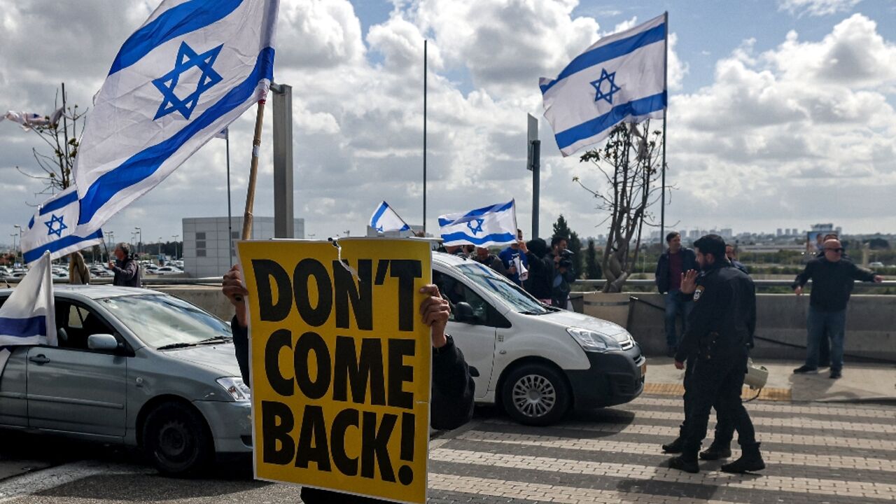 Ahead of Netanyahu's departure, critics took their protests to Ben Gurion airport