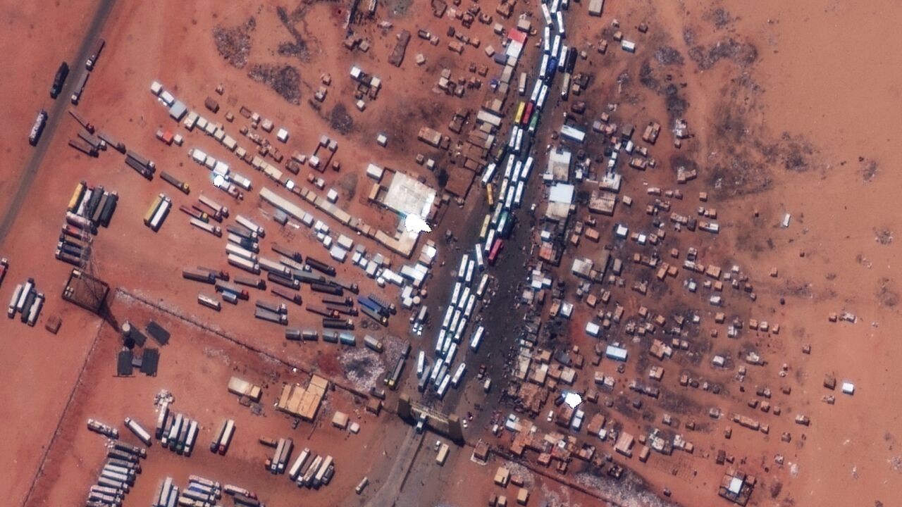 A Maxar Technologies satellite photograph of scores of evacuee buses at the Argeen Sudan-Egypt border crossing