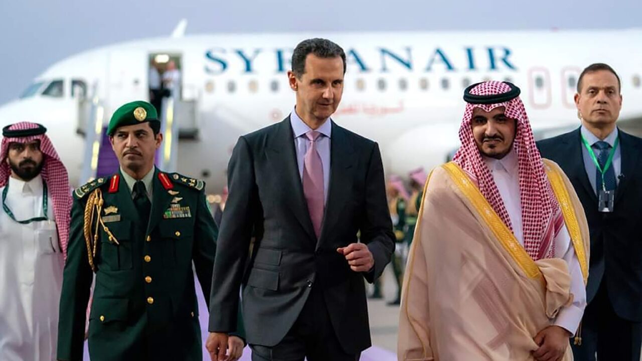 Syrian President Bashar al-Assad (L) is welcomed in Jeddah on the eve of the Arab League summit