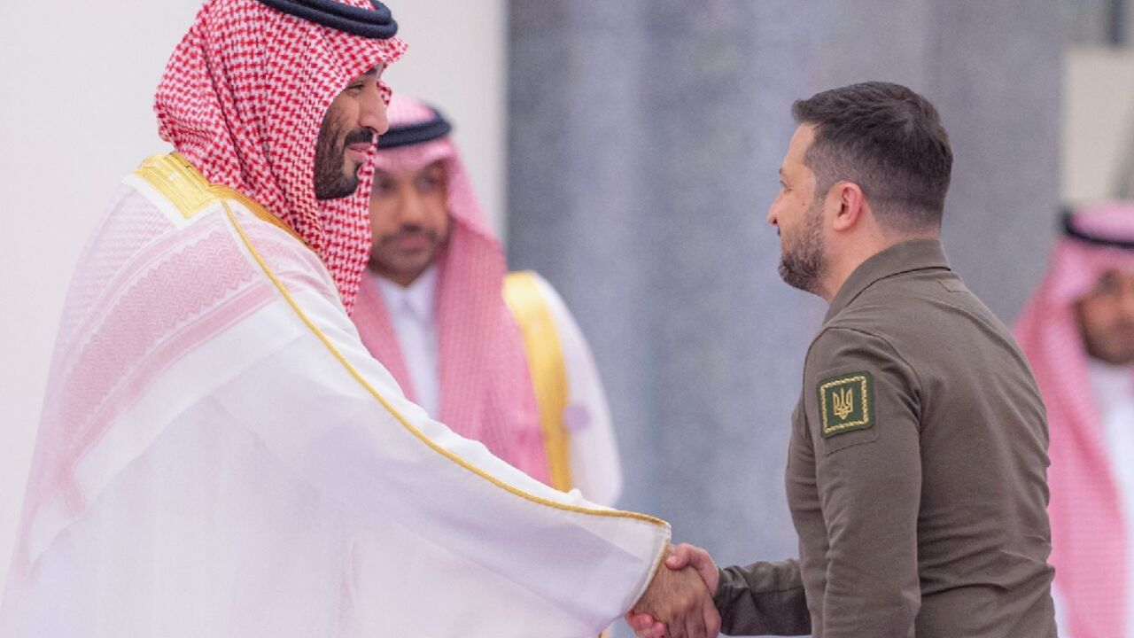 Saudi Crown Prince Mohammed bin Salman welcomes Ukrainian President Volodymyr Zelensky to the Arab League summit in Jeddah