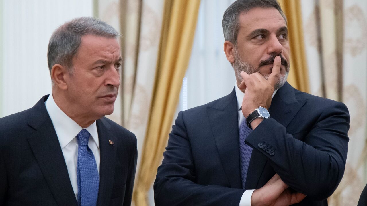 Turkish intelligence chief Hakan Fidan (R) and Turkish Defence Minister Hulusi Akar wait prior to a meeting with the Russian President at the Kremlin in Moscow on August 24, 2018. - Turkish Foreign Minister on August 24, 2018 warned that seeking a military solution in Syria's last rebel-held province of Idlib would lead to disaster, while Russian Foreign Minister Lavrov said that the situation was "multi-faceted" and called for separating out "the healthy opposition from terrorist structures." Idlib is one 