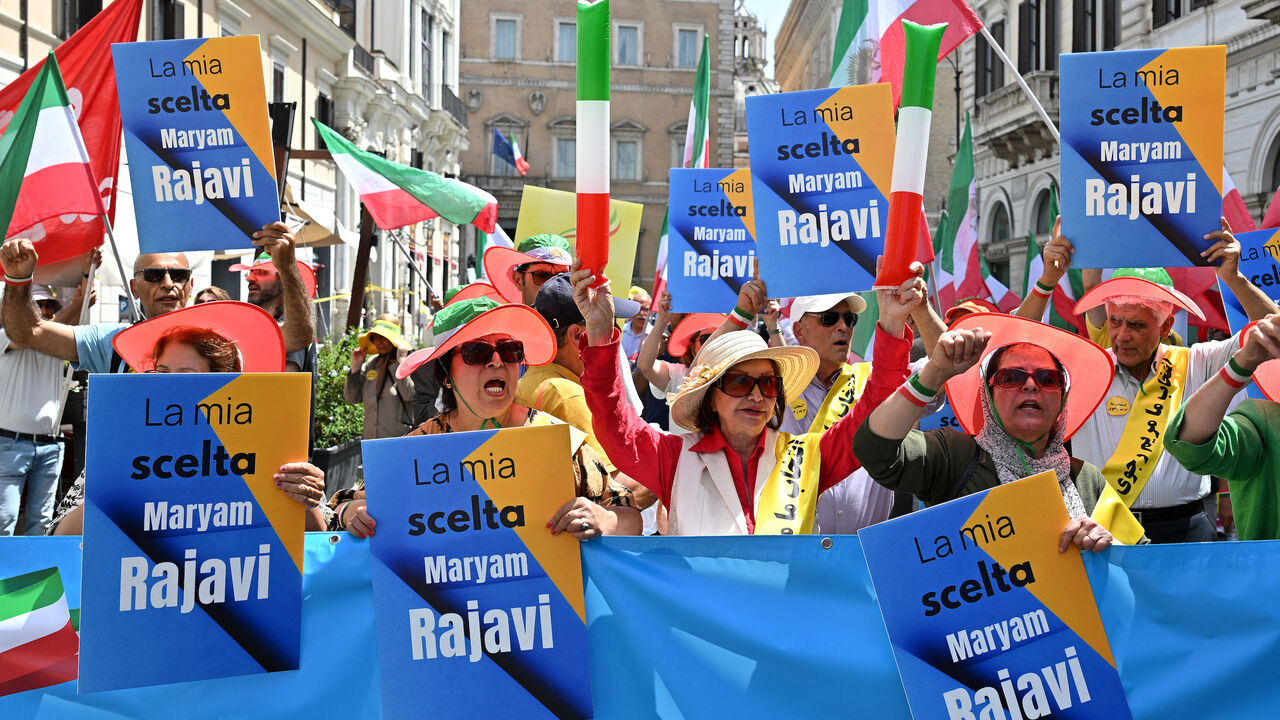 rticipants hold placards reading "I choose Maryam Rajav."