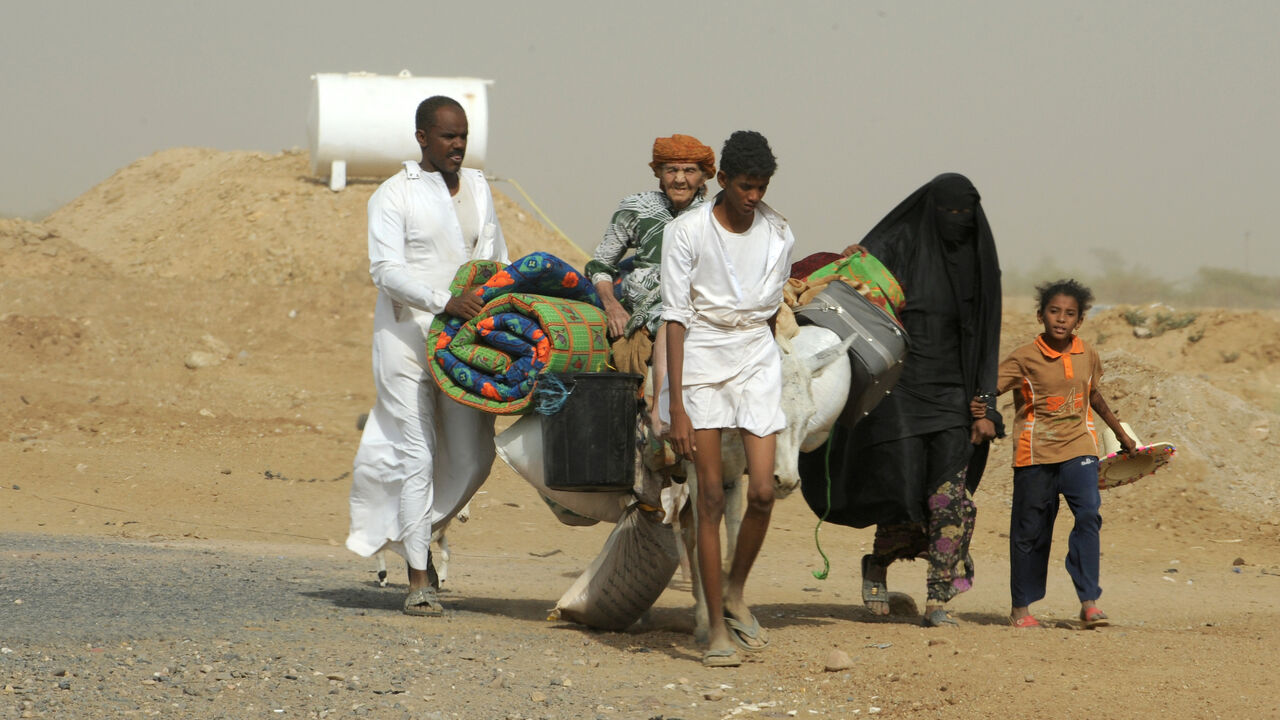 Yemeni refugees cross the border from Yemen into the southern Saudi province of Jizan on Nov. 8, 2009.