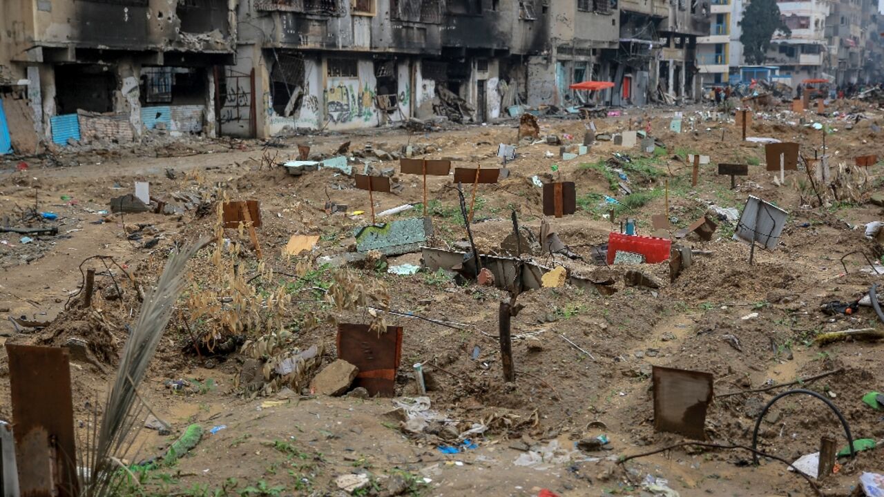 A makeshift cemetery in Gaza Cty's Al-Tuffah district, parts of which the Israeli army reportedly bulldozed