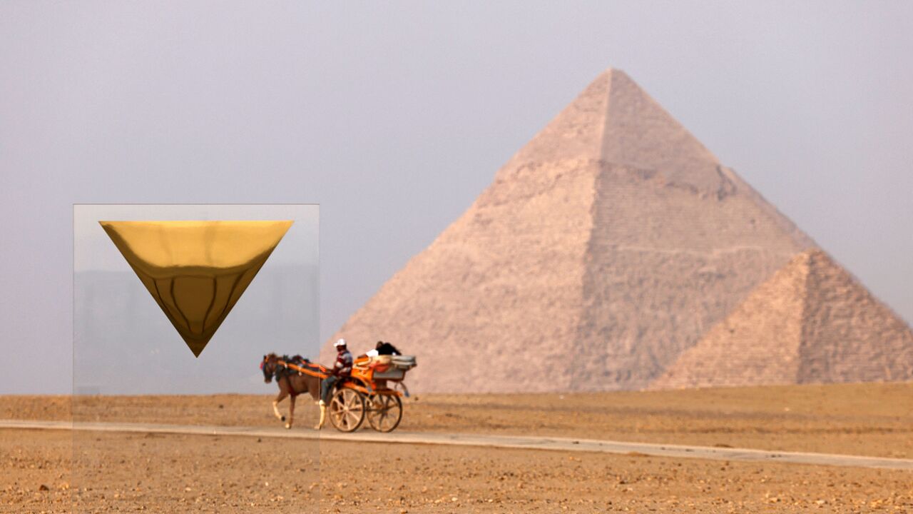 Tourists ride in a horse-drawn carriage near the art installation "Temple" by French artist Stephan Breuer and the Pyramid of Menkaure or Menkheres (front) and the Pyramd of Khafre or Chephren (behind) during the third edition of the "Forever is Now" art exhibition by Art d'Egypte at the Giza pyramids necropolis on October 28, 2023. (Photo by Khaled DESOUKI / AFP) / RESTRICTED TO EDITORIAL USE - MANDATORY MENTION OF THE ARTIST UPON PUBLICATION - TO ILLUSTRATE THE EVENT AS SPECIFIED IN THE CAPTION (Photo by 