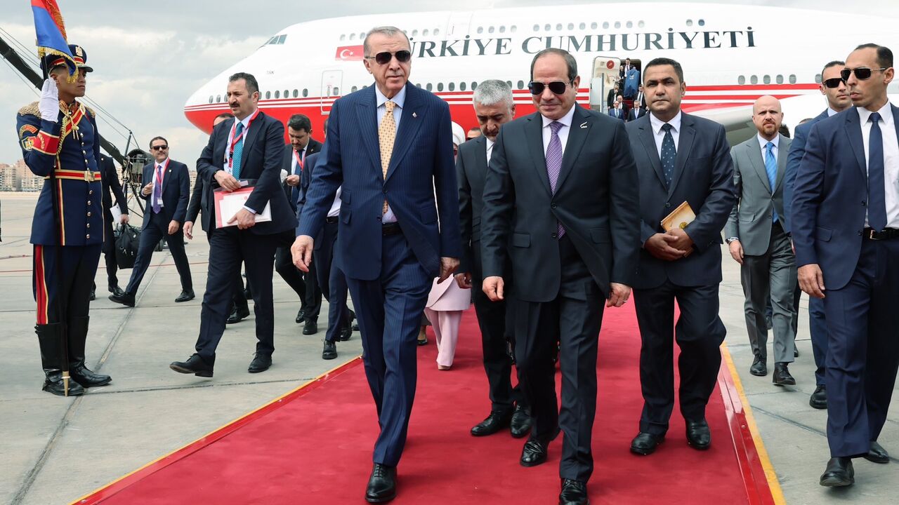 Erdogan is met by Sisi in Cairo