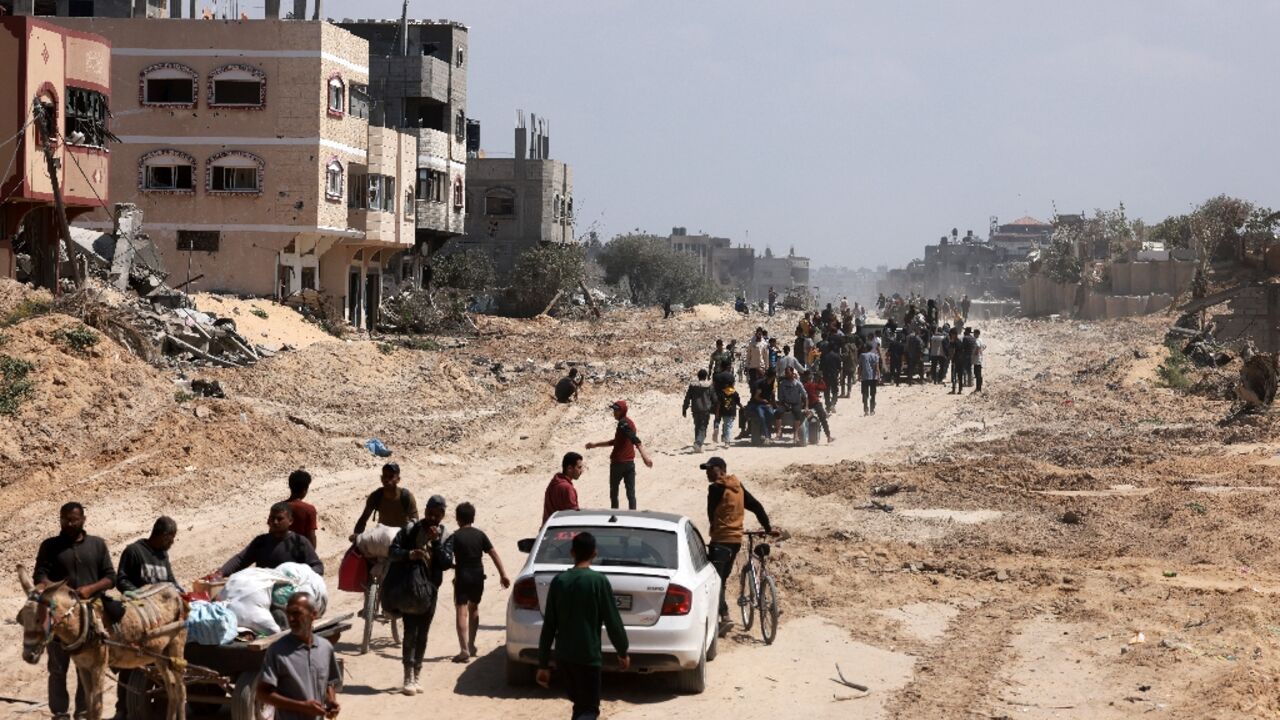 Palestinians who had taken refuge in Rafah begin returning to Khan Yunis after the Israeli pullout
