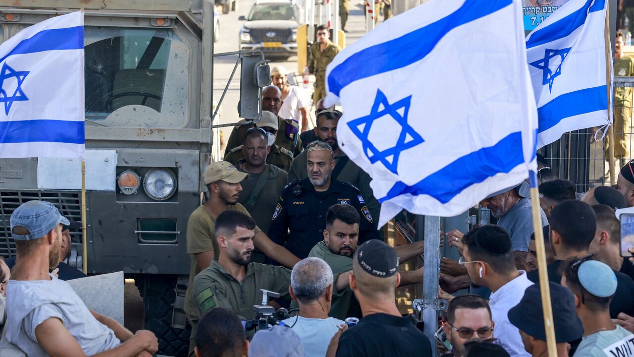 Right-wing Israelis demonstrate next to the Sde Teman military base.