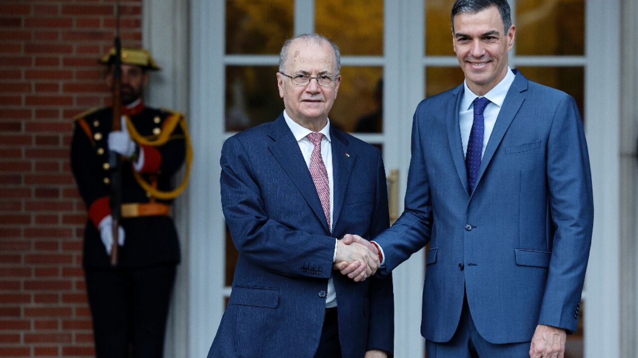 Spanish PM Sanchez (R) with Palestinian PM Mohammad Mustafa before their meeting in Madrid