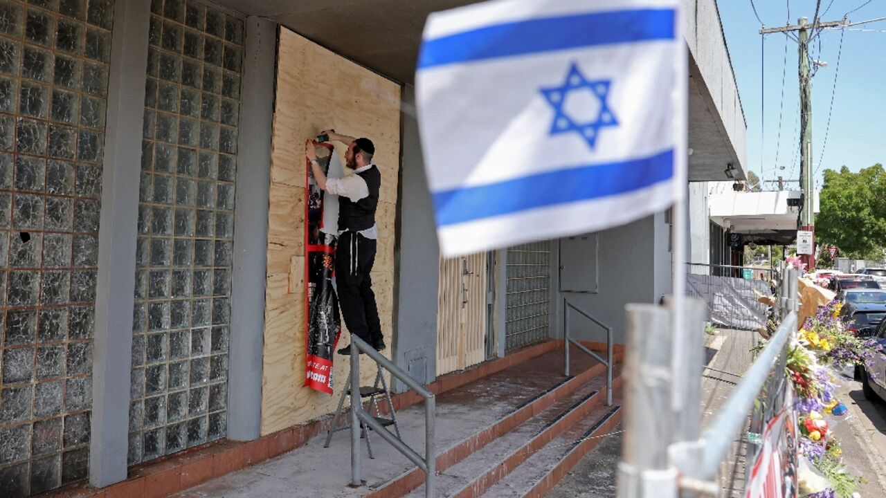 Australian police say they are seeking three suspects over an arson attack on a Melbourne synagogue