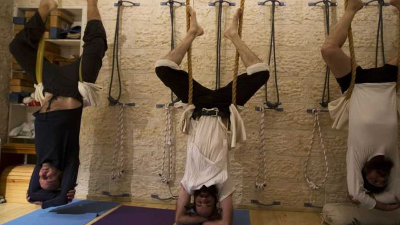 Ultra-Orthodox Jewish men take part in a yoga class at a studio in Ramat Beit Shemesh, some 20 km (12 miles) from Jerusalem January 1, 2013. Almost a dozen devout Jewish men meet weekly at the studio, the only one of its kind in a neighbourhood where tensions have flared in the past between religious and secular Jews. The studio offers gender separated classes in accordance with the religious beliefs against mixing of the sexes in public. Picture taken January 1, 2013. REUTERS/Ronen Zvulun (ISRAEL - Tags: S
