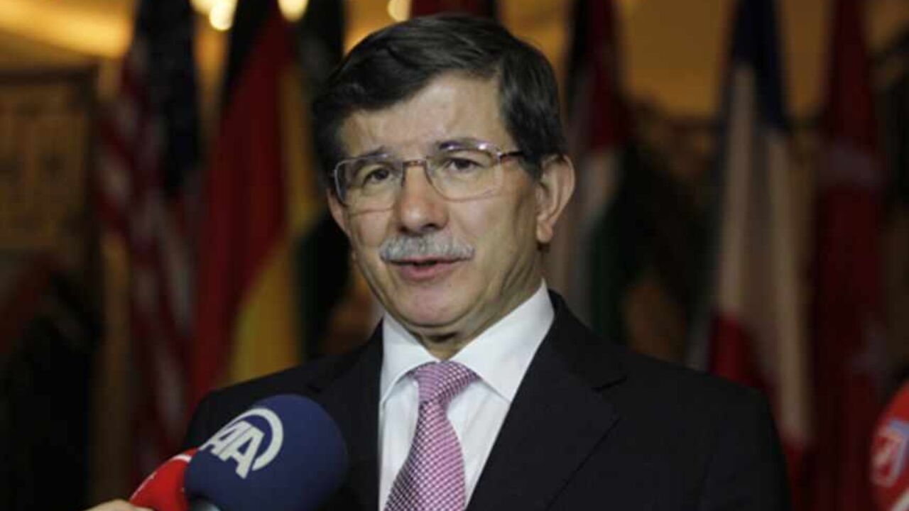 Turkish Foreign Minister Ahmet Davutoglu speaks to the media after the Friends of Syria alliance meeting in Amman May 22, 2013. REUTERS/Muhammad Hamed (JORDAN - Tags: POLITICS) - RTXZX4H