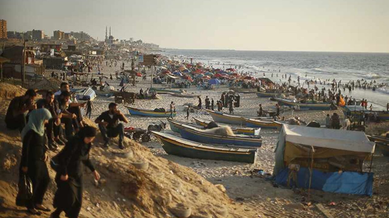 Palestinians enjoy the weather on the beach in Gaza City August 23, 2013. Gaza's sandy beach is a favourite spot for locals to relax, especially as most residents cannot afford holidays outside the enclave. Picture taken August 23, 2013. REUTERS/Mohammed Salem (GAZA - Tags: POLITICS SOCIETY TPX IMAGES OF THE DAY) - RTX145VO