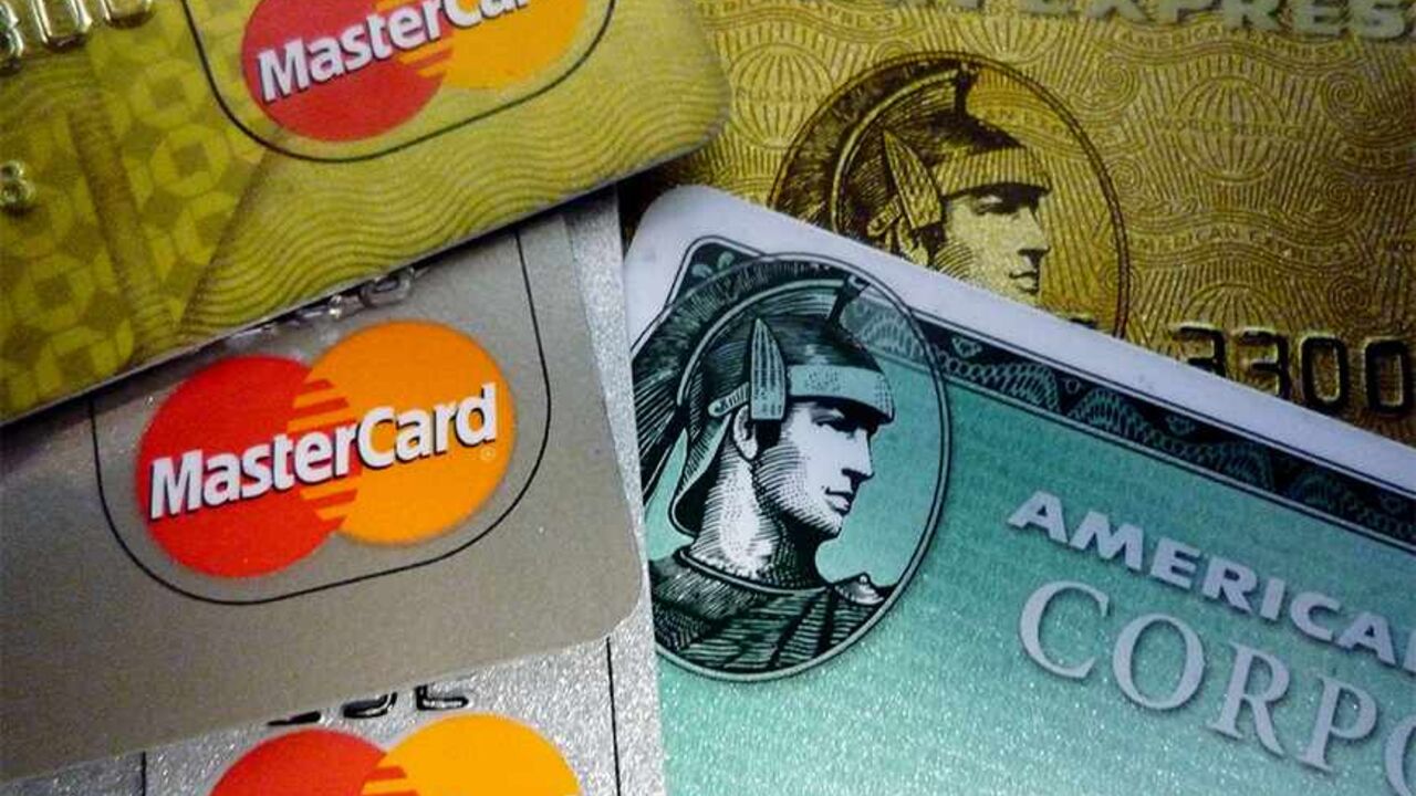 American Express and MasterCard credit cards are shown in Washington June 25, 2008. MasterCard Inc, the world's second-largest credit-card network, said on Wednesday it will pay American Express Co up to $1.8 billion to settle a lawsuit that said MasterCard and Visa blocked banks from issuing cards from their rival.   REUTERS/Jim Bourg                 (UNITED STATES) - RTX7BSI