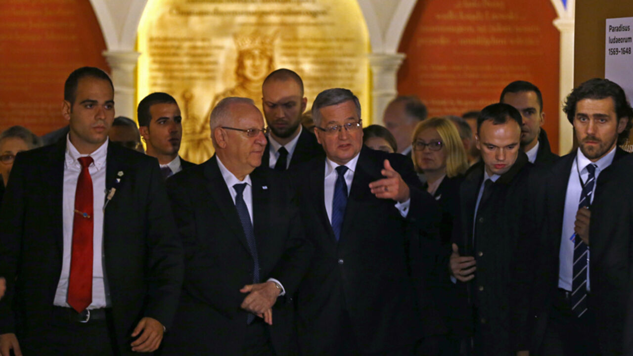 Israel's President Reuven Rivlin and Polish counterpart Bronislaw Komorowski (center, L-R) visit newly built Museum of the History of Polish Jews in Warsaw October 28, 2014. The museum is a project that sets out to remember not just how Jews in Poland died, but how they lived. REUTERS/Kacper Pempel (POLAND  - Tags: POLITICS SOCIETY)   - RTR4BWEW