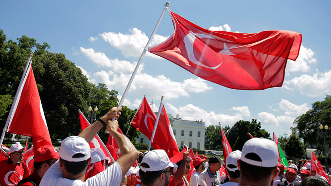 Turkish demonstrators rally against the coup attempt in Turkey at the White House in Washington, U.S., July 17, 2016. REUTERS/Joshua Roberts - RTSIFL5