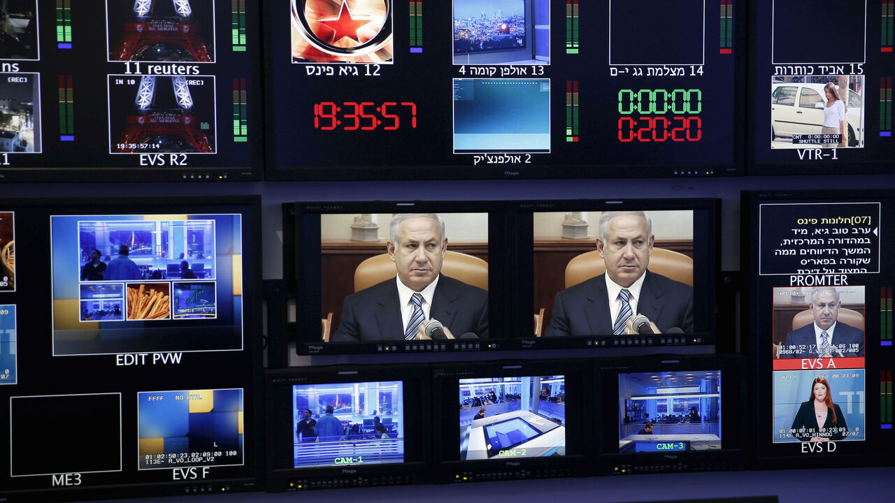 Israel's Prime Minister Benjamin Netanyahu is seen on monitors before the evening news bulletin at Channel 10's control room in Jerusalem November 18, 2015. REUTERS/Ronen Zvulun/File Photo - RTX2SI5L