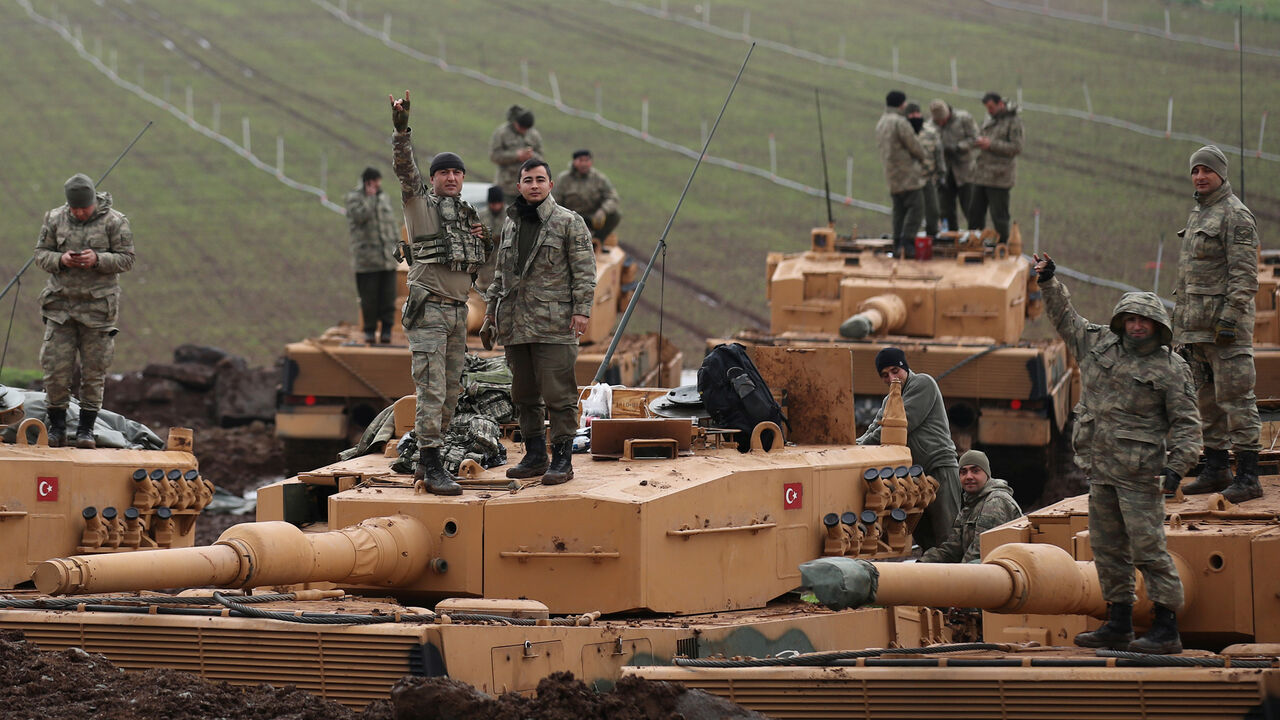 Turkish soldiers are pictured on top of their tanks near the Turkish-Syrian border in Hatay province, Turkey January 23, 2018. REUTERS/Umit Bektas - RC1442DC7EA0