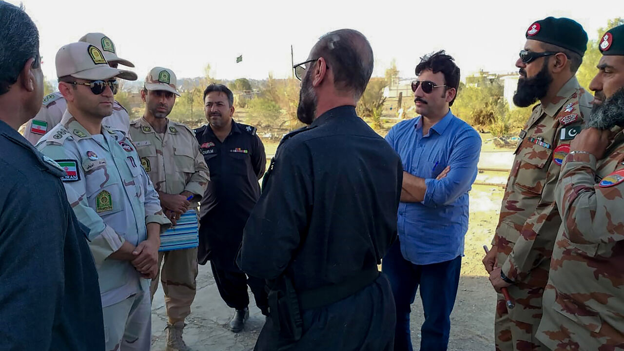In this picture taken on April 21, 2019, Pakistani border security officials (R) and Iranian border security officials (L) meet at Zero Point at the Pakistan-Iran border in Taftan. - Iran and Pakistan have agreed to set up a joint border "reaction force" following a number of deadly attacks by militant groups on their frontier, Iranian President Hassan Rouhani announced April 22 after talks with visiting Pakistani Prime Minister Imran Khan. (Photo by STR / AFP)        (Photo credit should read STR/AFP/Getty