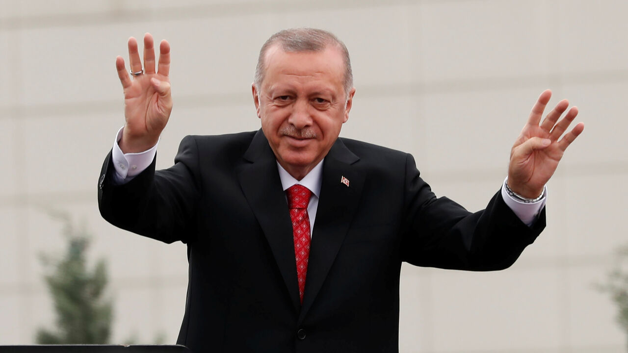 Turkish President Tayyip Erdogan greets his supporters during a ceremony in Istanbul, Turkey, June 19, 2019. REUTERS/Murad Sezer - RC1905AECB00
